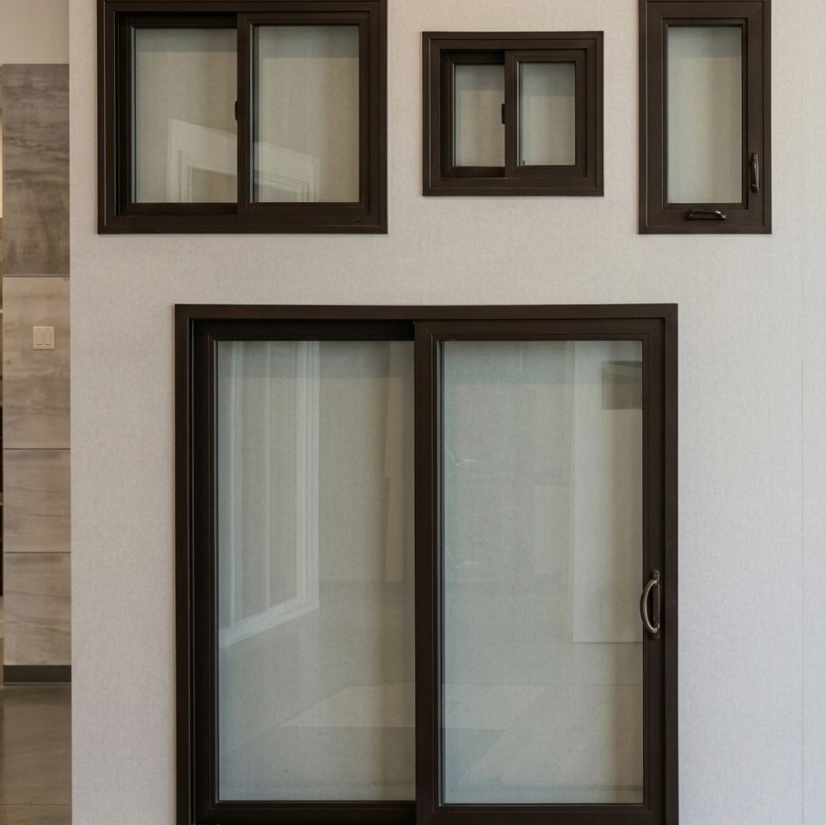 Instalación de ventanas corredizas, puertas de baño y divisiones de vidrio comercial en la Ciudad de Panamá por Métrico Panamá.